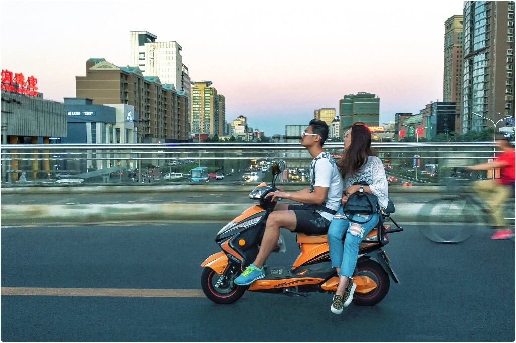 【手機隨拍】•《一路有你》<br />
從春到夏，從黎明到天黑<br />
從兩不互知到同路看風景<br />
愛情總能串起故事的點滴<br />
貫穿整條只有你和我的路<br />
……