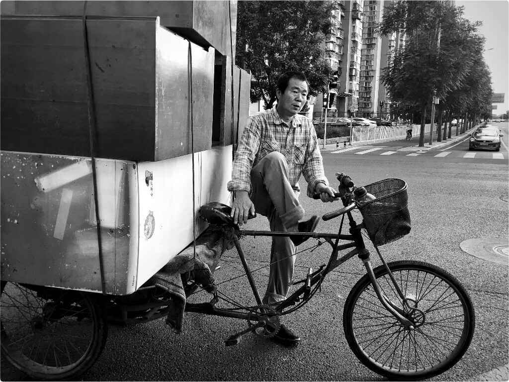 【手機隨拍】•《生活》<br />
誰說二手傢具<br />
不能組建一個個家<br />
他們<br />
穿行在衚衕<br />
叫賣在街頭<br />
頑強得掙命<br />
樂觀的生活<br />
硬生生的把市井氣<br />
賦予家的溫暖包容<br />
……