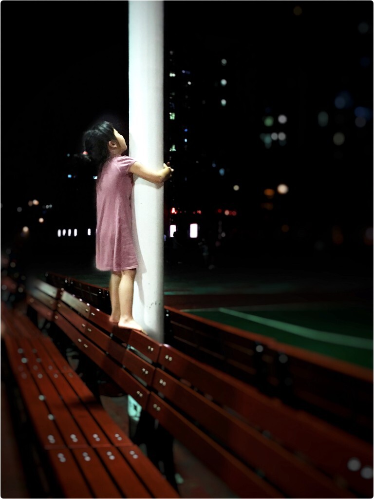 【手機隨拍】•《最後一根》<br />
擦亮最後一根火柴，許個小心願<br />
我要順著柱子爬到月亮上數星星<br />
摘到最大最閃的那顆來掛在房間<br />
……<br />
<br />
賣火柴的小女孩儿<br />
告訴俺童話都是騙人的<br />
因為爬了一晚也沒實現<br />
……