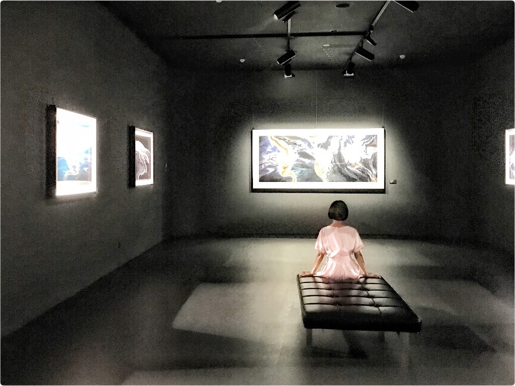【手機隨拍】•《地老天荒》<br />
花苞忘記開放<br />
河水忘記流淌<br />
燈光聚焦在小片的亮<br />
悄然離開是難愈的傷<br />
……