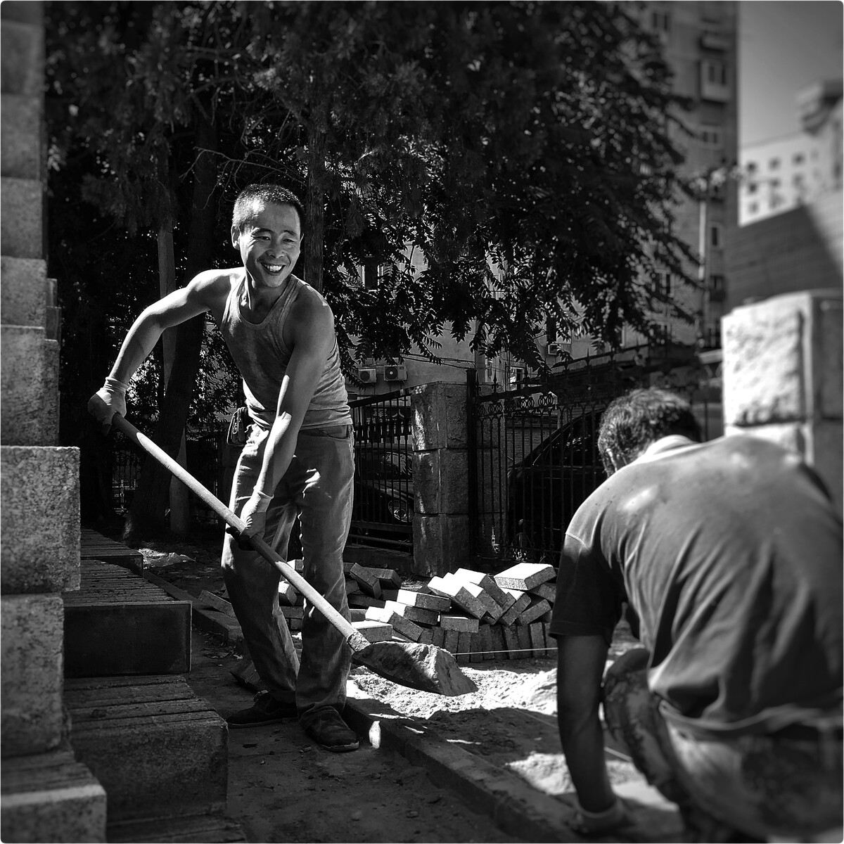 【手機隨拍】•《城市路人》<br />
他們是城市裡的遊牧民族<br />
工程在哪裡他們就搬去那裡<br />
陽光穿過高聳的建築打在他們身上<br />
附著上太陽的顏色<br />
乾淨的笑容點亮了整個勞動場景<br />
城市也許不會記得他們的名字<br />
但每塊磚瓦都凝聚著他們的汗滴<br />
……