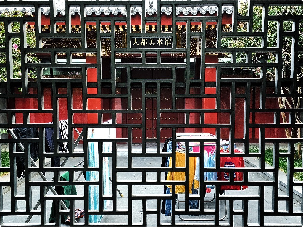 【手機隨拍】•《大都美術館》<br />
藝術和生活看似隔了一道門，其實，你我透過窗戶可以看見這一切亦步亦趨。<br />
……