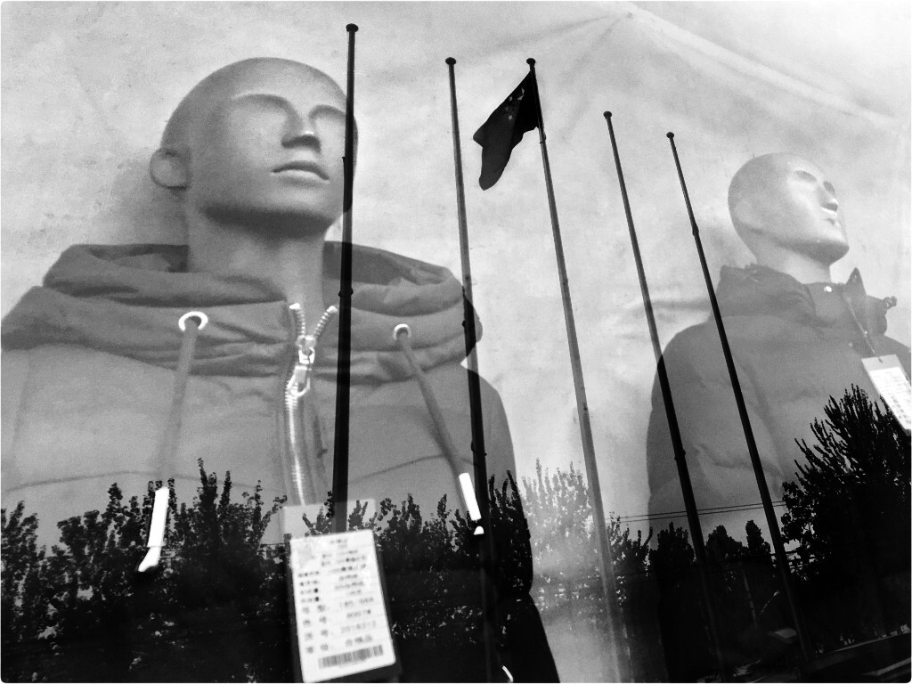 【手機隨拍】•《模特》<br />
拒絕模仿、抄襲歐美爆款<br />
只穿中國的原創服裝設計<br />
即便會一直在櫥窗做模特<br />
……