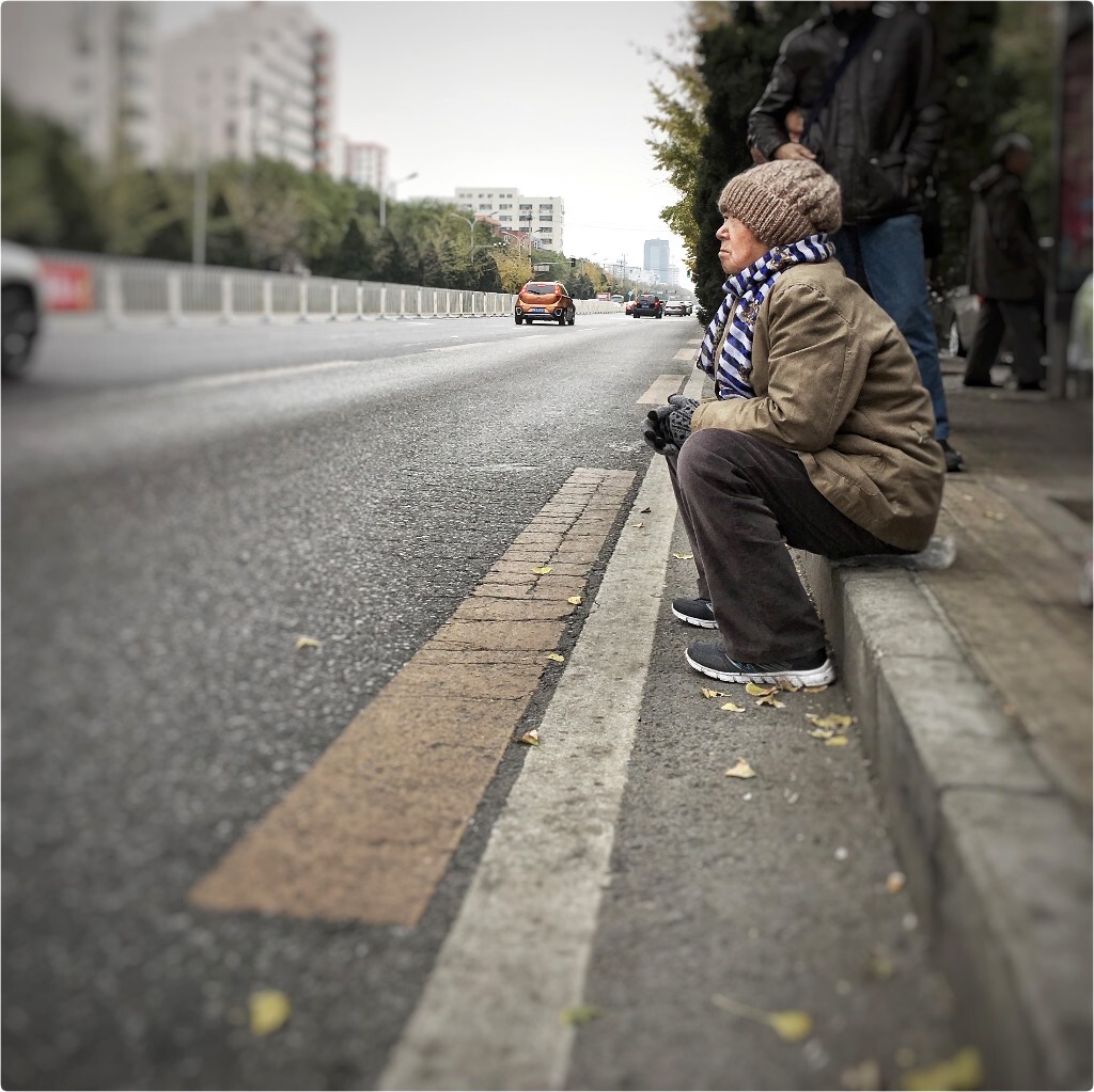 【手機隨拍】•《等車》<br />
有人下車，有人上車<br />
等車<br />
也有人在等著上下車<br />
這是車，也是人生<br />
事情會有個輕重<br />
人要分得清緩急<br />
在等車，在累的時候<br />
坐下來休息下<br />
事情沒什麼不同<br />
停下來的時候<br />
生活卻大不同<br />
……