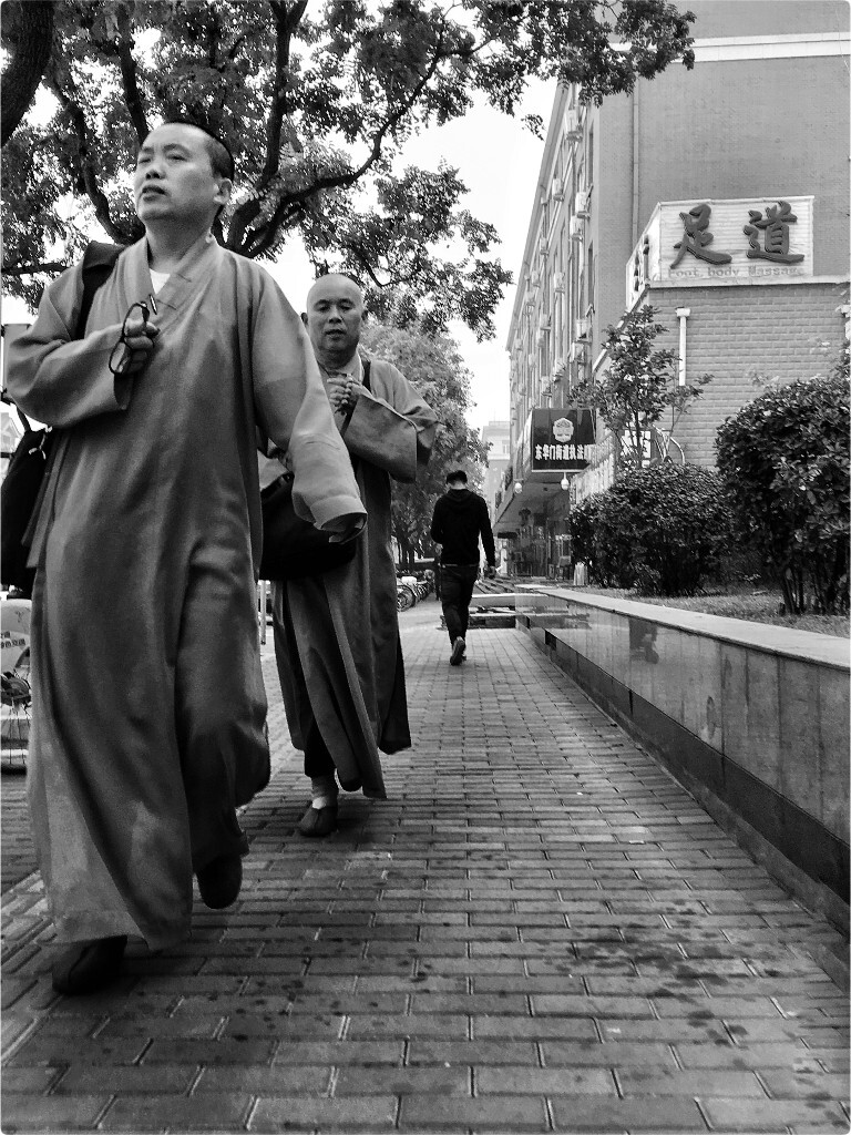 【手機隨拍】•《見佛》<br />
你迎面遇到佛<br />
又背向佛離開<br />
佛捻珠笑不語<br />
遇見即是機緣<br />
……