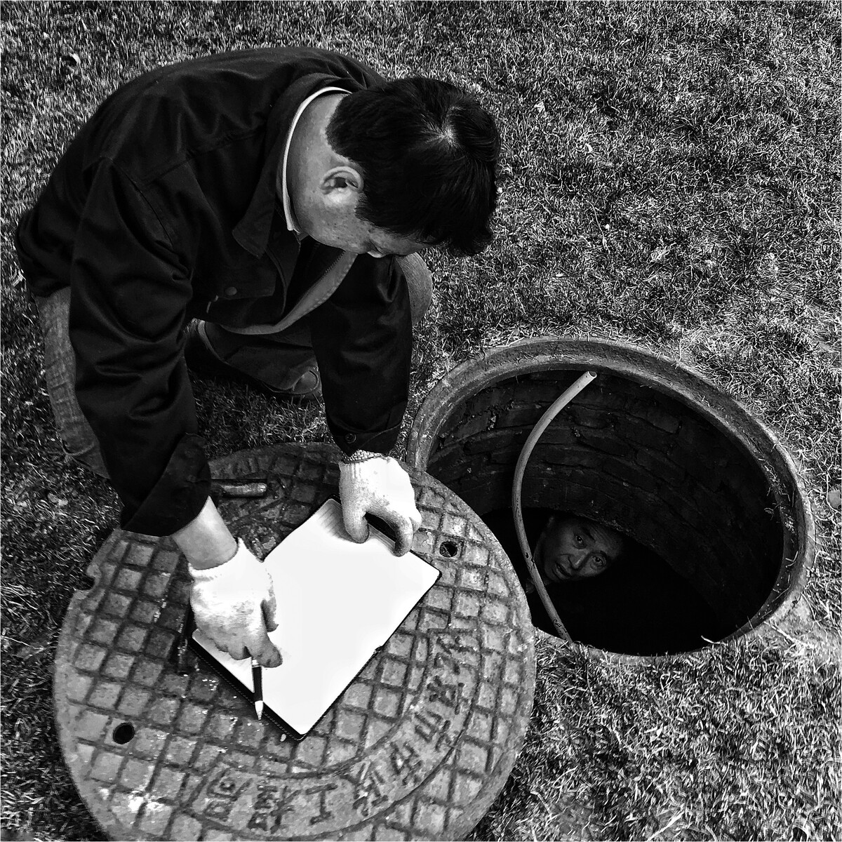 【手機隨拍】•《你不知道的事》<br />
總有一群人從事著你嫌棄的工作<br />
以維護你方便舒心且乾淨的生活<br />
……