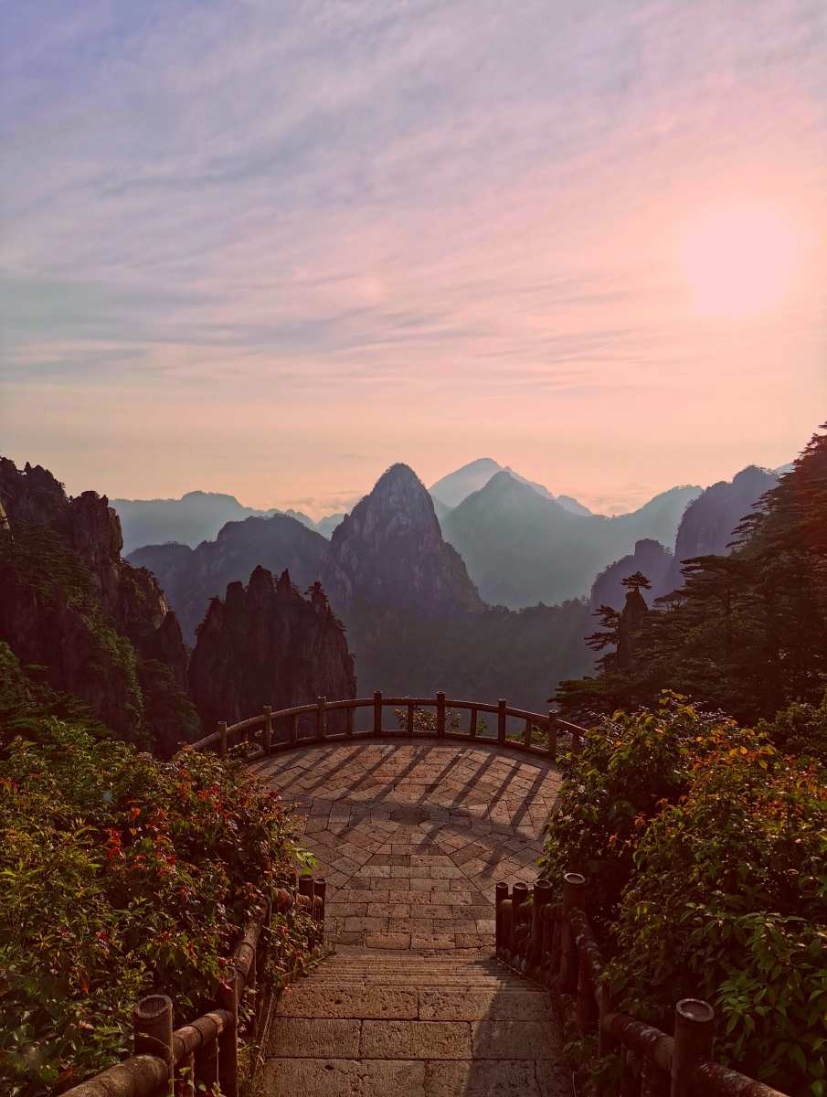 黄山日出拍摄于黄山北海景区