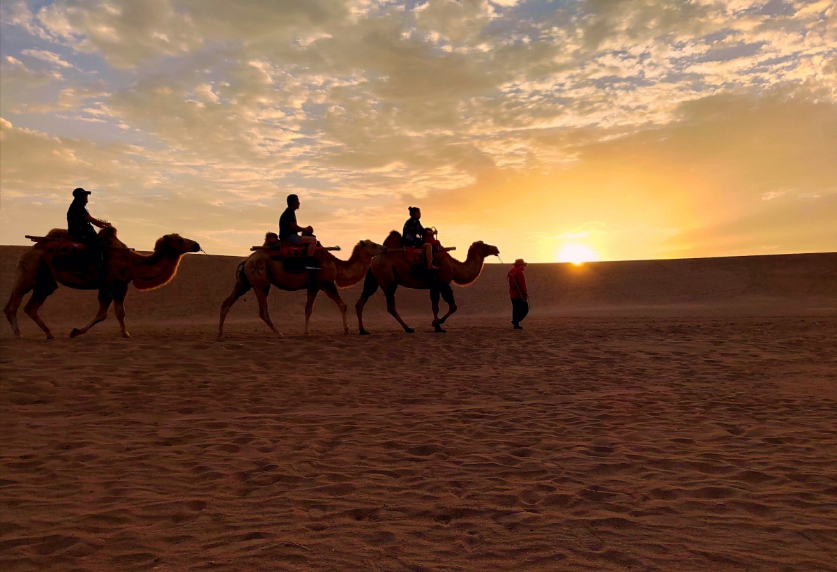 沙漠日出拍摄于敦煌鸣沙山景区