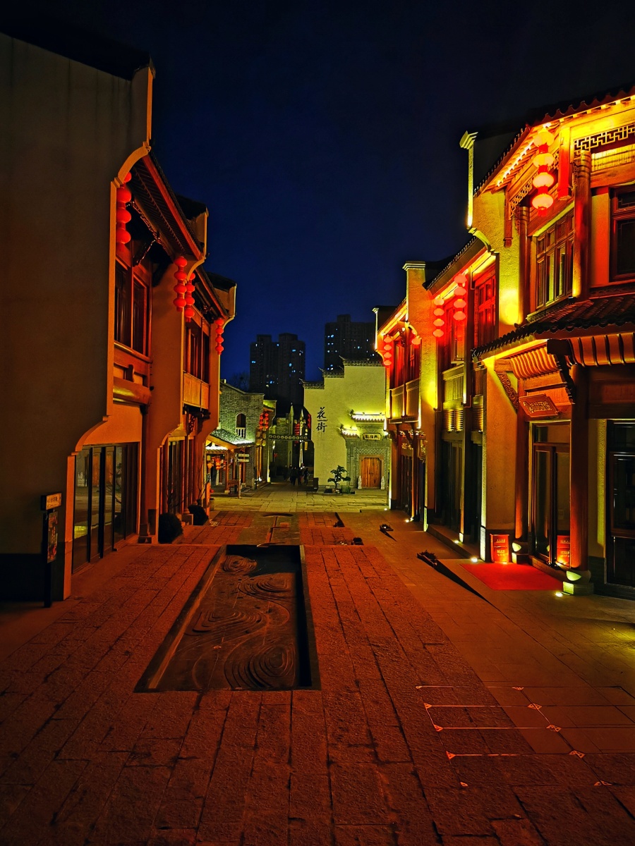 芜湖古城夜景共两张图