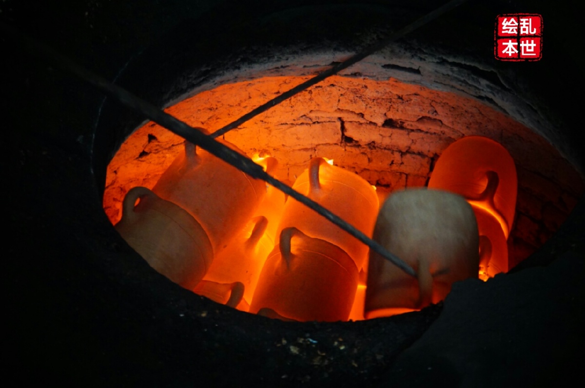馒头窑:顾名思义因窑炉像馒头笼而得名,火熊熊燃烧着,窑工们将要焙烧