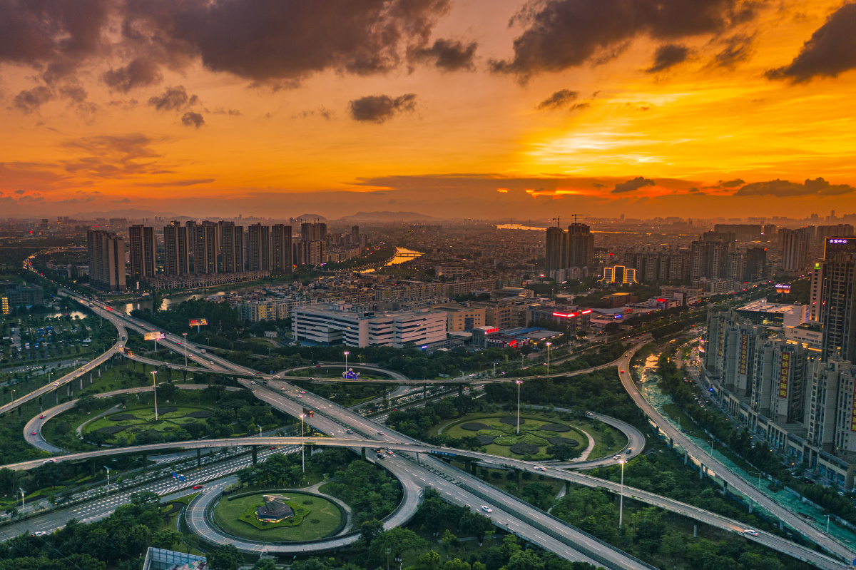 《小镇晚霞》雨后的霞光洒在小镇上.