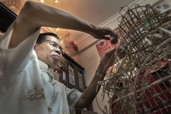 佛山彩扎狮头是广东省的汉族传统手工艺品,是用竹篾,纸,纱,绸绑扎