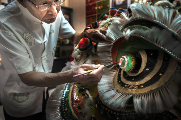 佛山彩扎狮头是广东省的汉族传统手工艺品,是用竹篾,纸,纱,绸绑扎