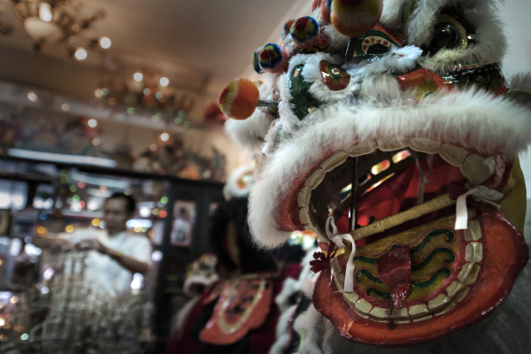 佛山彩扎狮头是广东省的汉族传统手工艺品,是用竹篾,纸,纱,绸绑扎