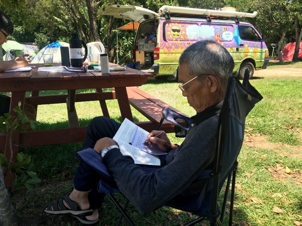 2015年11月26日,昆士兰州Ashgrove。父亲在营地看书。(手机摄影)