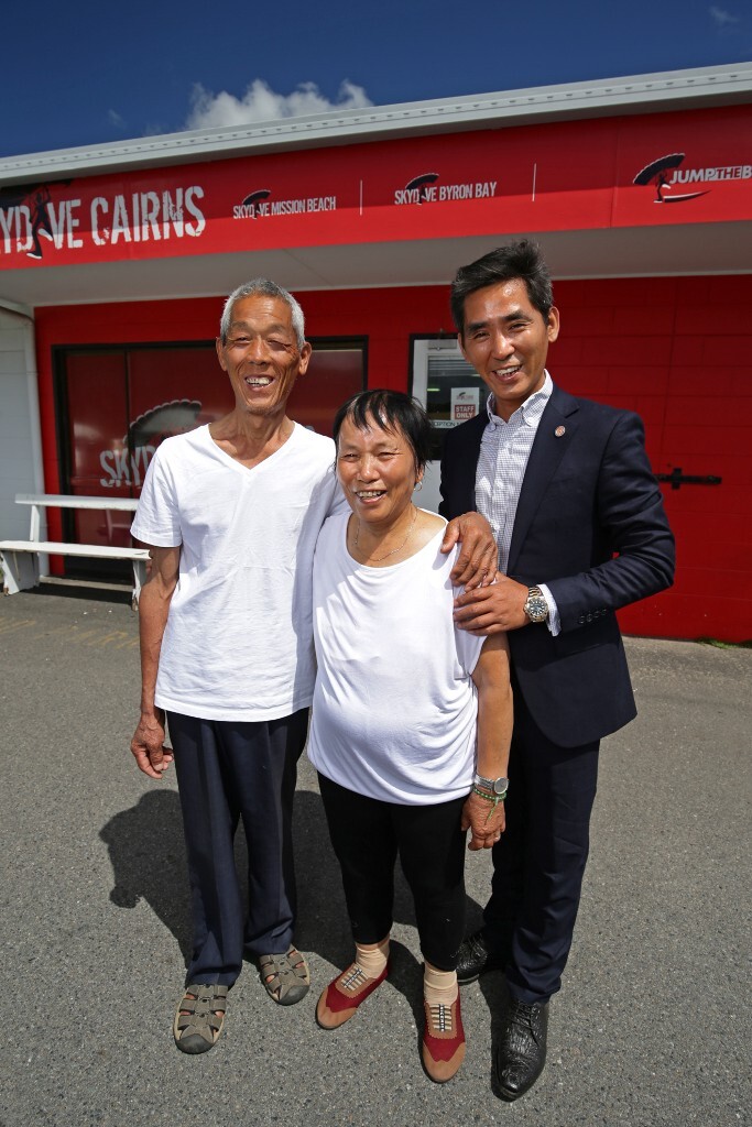 2015年12月8日,澳大利亚昆士兰州,凯恩斯Skydive Cairns 机场。父母和我(顾颐,右一)合影留念他们的金婚典礼。