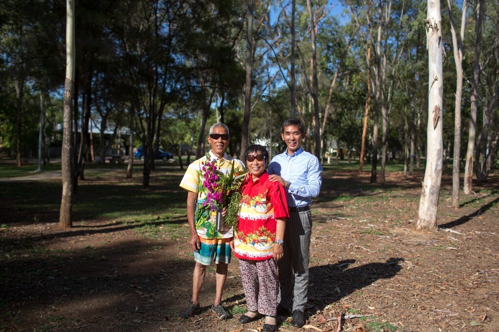 2015年12月11日,农历冬月初一。澳大利亚昆士兰州Charters Towers。我(顾颐,右一)的农历生日,父亲摘来野花用用他的茶杯装好来庆祝我的生日。