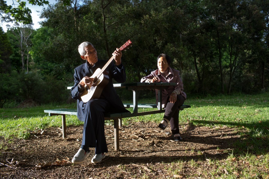 2015年12月27日,澳大利亚昆士兰州,Cannon Hill。父亲在练习吉他。