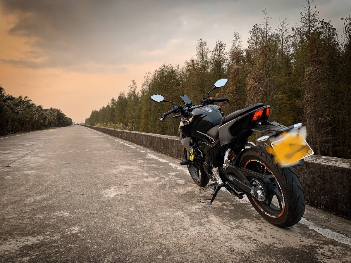 交通工具摩托车马路日落夕阳    打开微信,使用"扫一扫"即可将网页