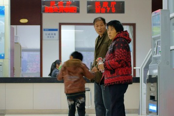《政务服务四号厅》组照（之一）四号办事大厅为社会服务大厅共有8个窗口单位，有的办事群众初来乍到还要辨认一会。