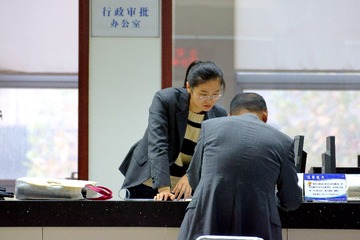 《政务服务四号厅》组照（之二）民政服务窗口工作人员在为办理社会团体审批的群众服务。
