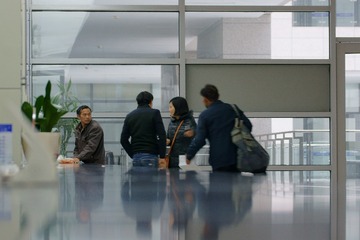 《政务服务四号》组照（之五）在司法服务窗口设有法律援助和农民工维权工作站。