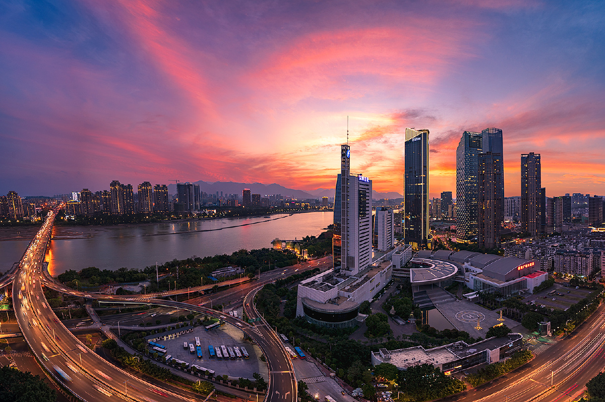 傍晚日落后中国福建福州闽江畔北江滨cbd晚霞