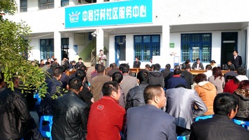 3-中寒玗村委会在抽宅基地前召开村民大会，讲述注意事项。
