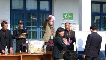 5-村民张某，抽到街面宅基地高兴地叫了起来，说底楼可以开店了。