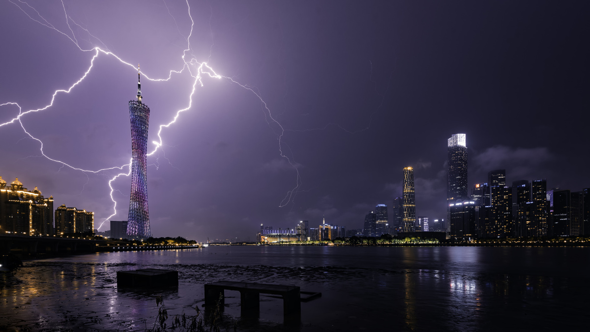 在雨中撑伞三小时拍摄的雷击广州瞬间 - 是阿朗啊 - 图虫