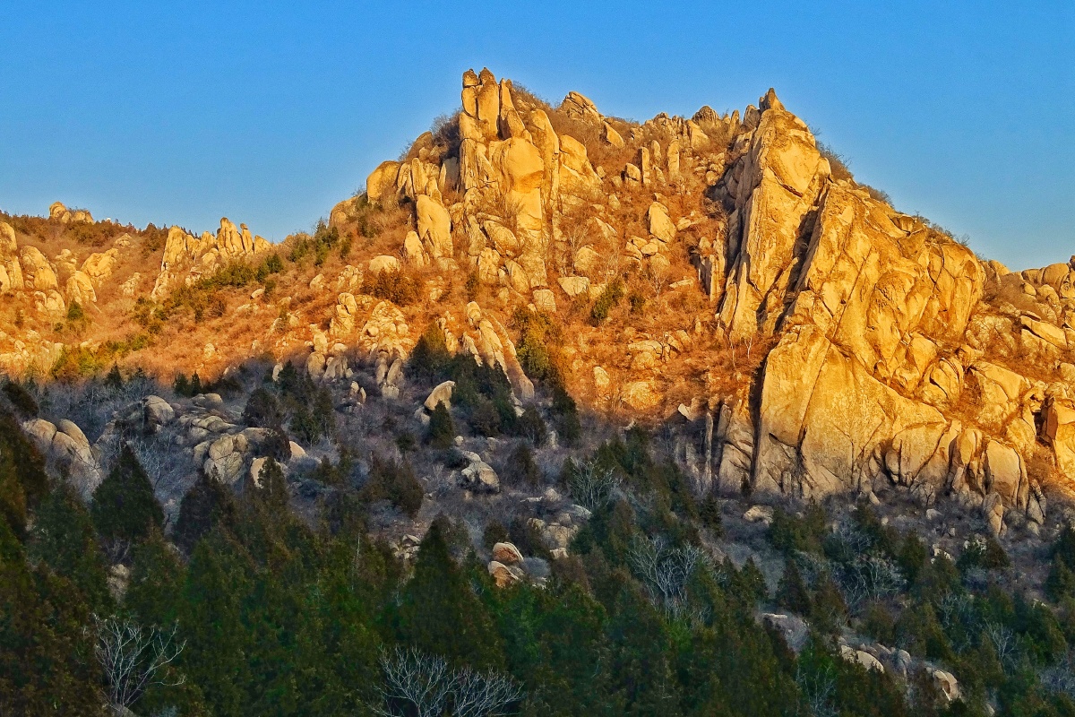今天最后一缕阳光照亮了山峰