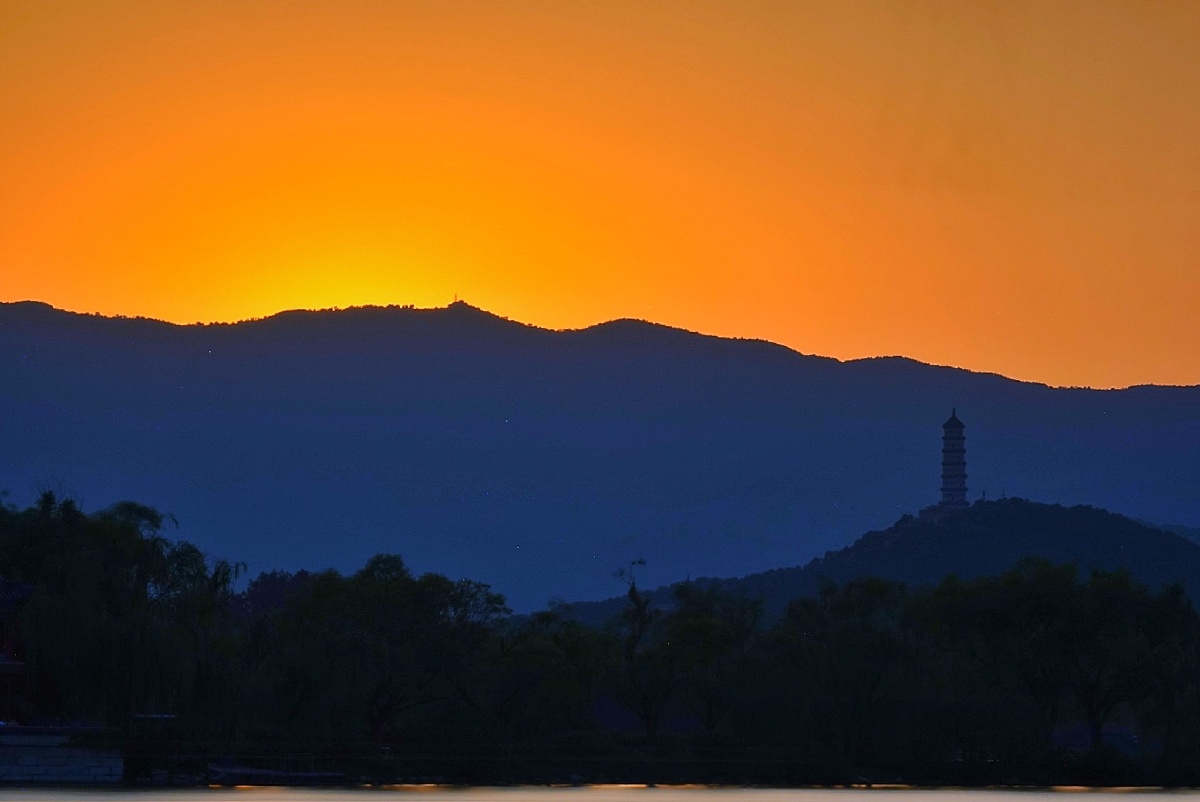 落入西山的太阳把天孔染成了橘红色