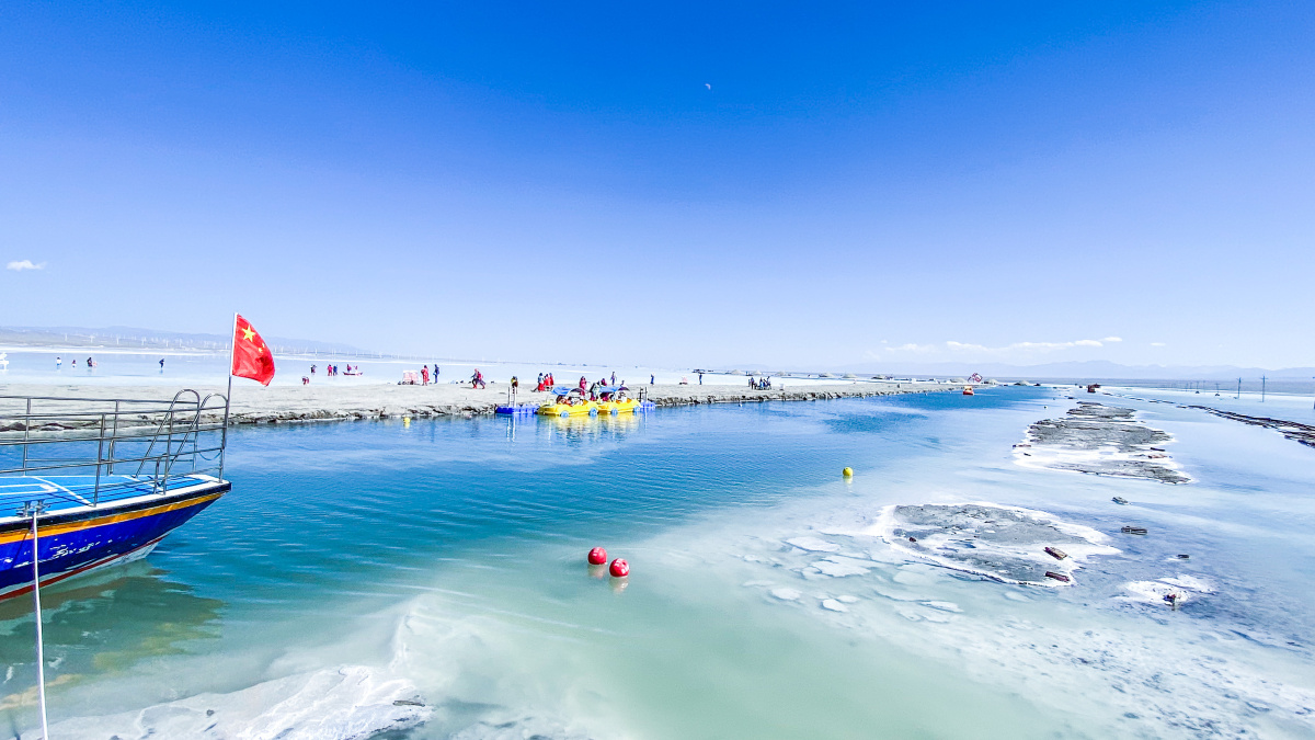 茶卡盐湖湖面的倒影清晰如镜这是一个充满梦幻与童话的地方天即是地地