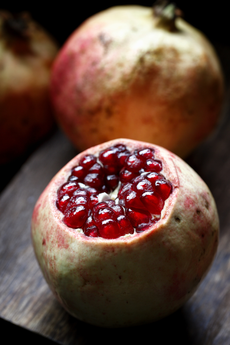 又到了秋天吃石榴的季节静物拍摄朋友自己在卖水果昨天收到一份礼物就