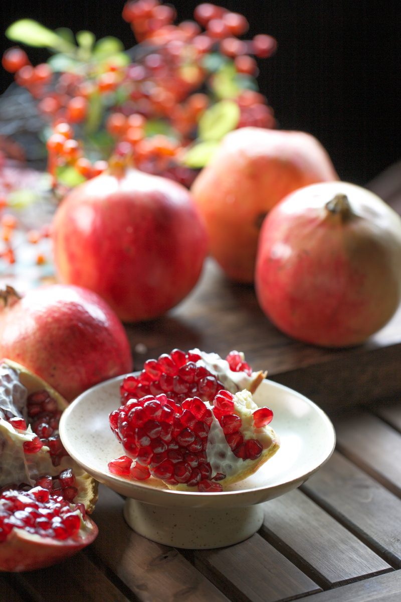 又到了秋天吃石榴的季节静物拍摄朋友自己在卖水果昨天收到一份礼物就