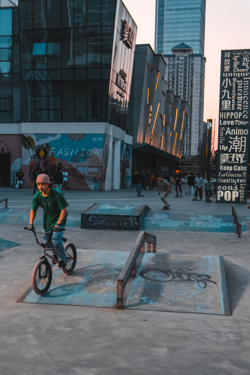 成都太古里滑板少年去掉一个城市的刻板印象成都也是很潮的城市看看