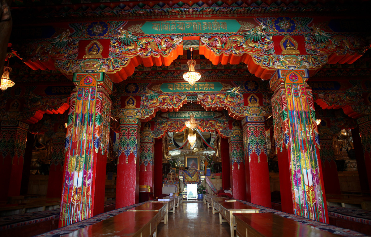 摄于青藏高原一座藏传佛教寺院,藏传佛教大经堂的建筑装饰极尽繁华