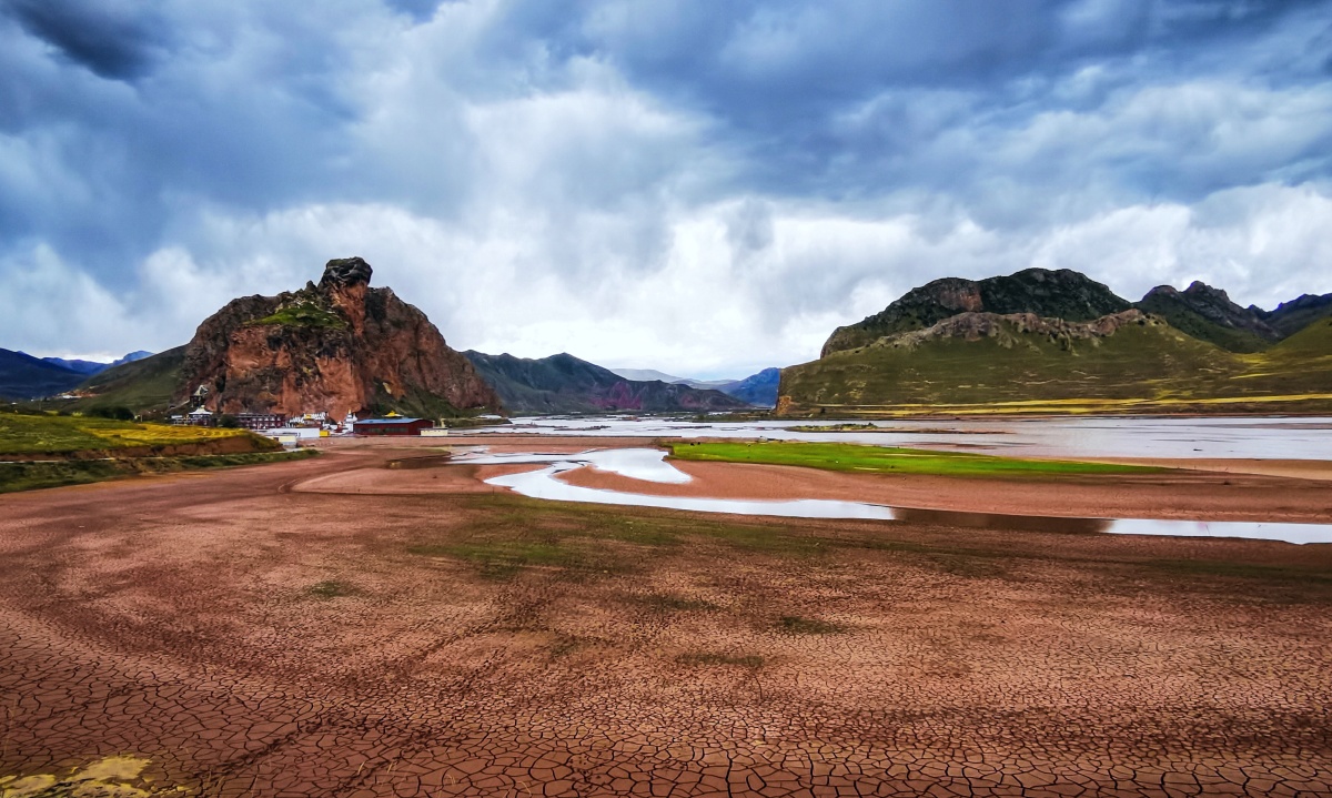 依偎在乃嘉玛神山的扎曲河