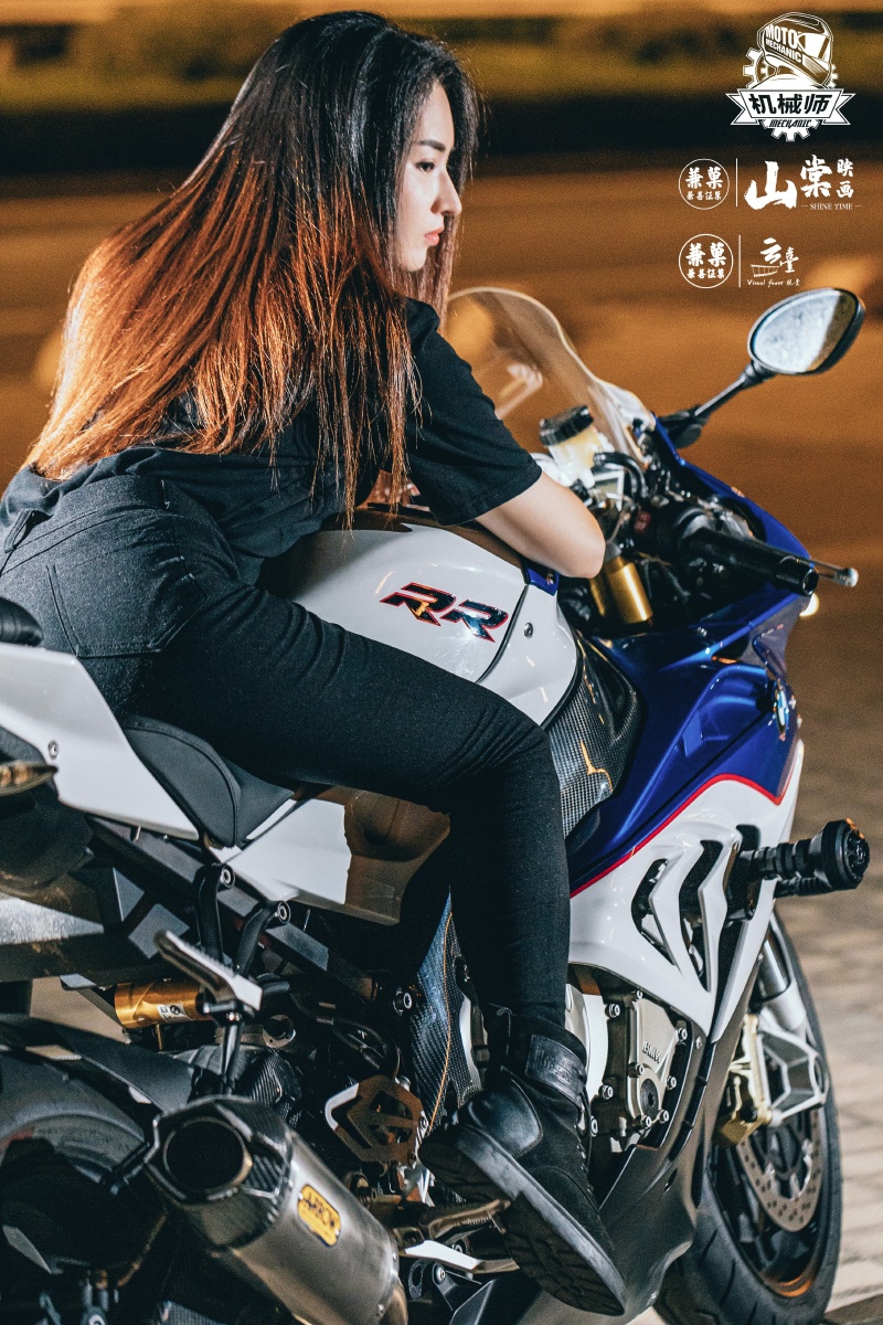 一组机车女孩