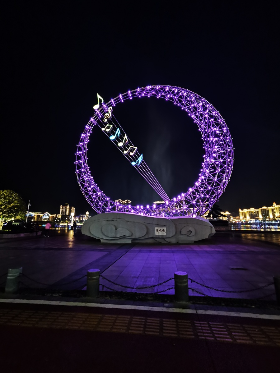 湾里岭秀湖市民广场晚上的灯光与喷泉交错也一副动人的画卷