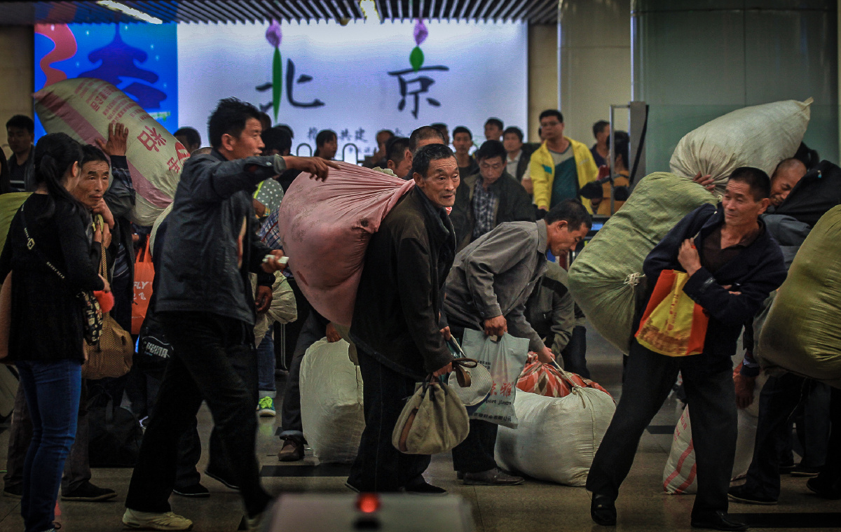 结束了秋收的农民工兄弟们再次扛上行囊返回北京,希望在一年的最后一
