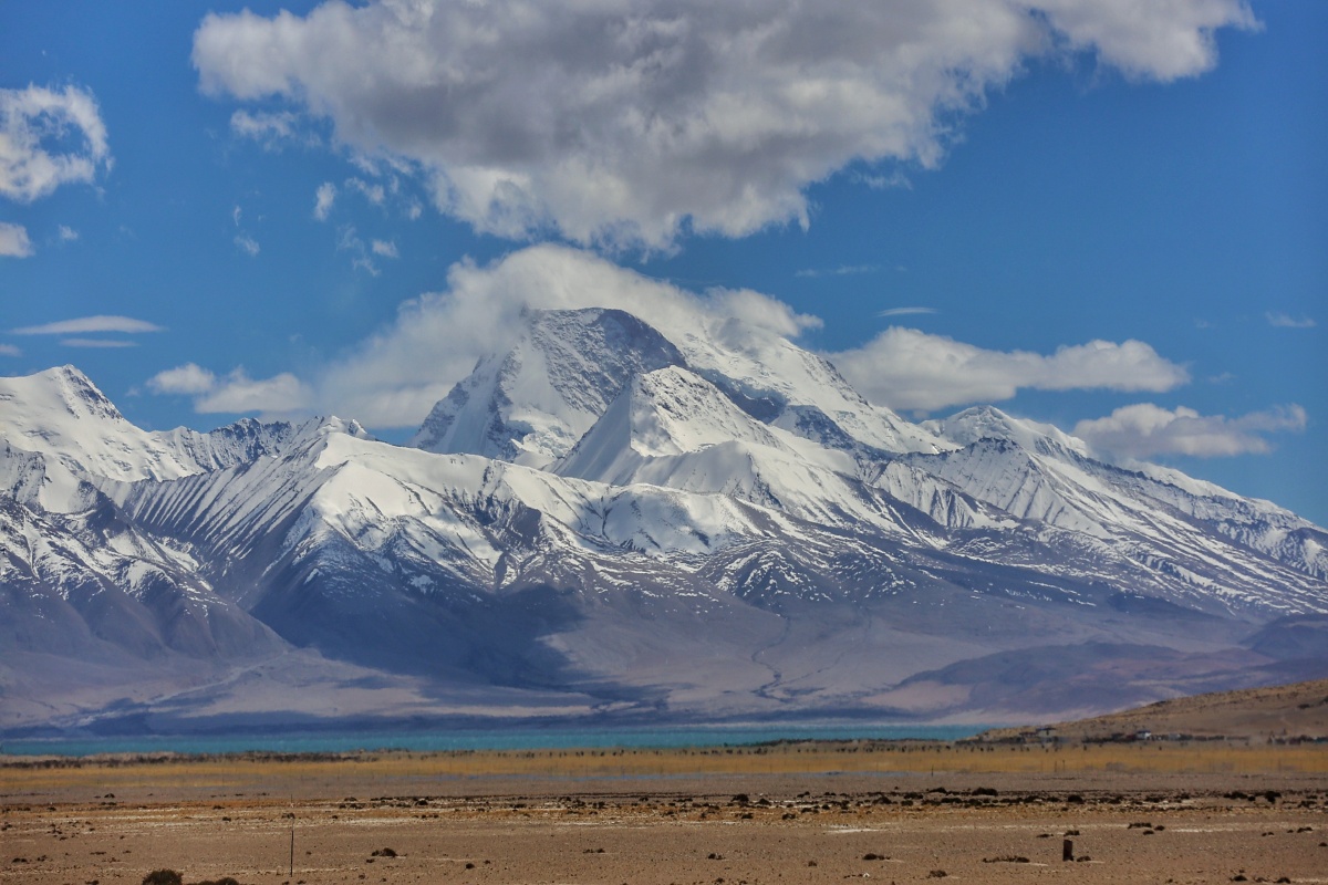 蓝天白云下的雪山
