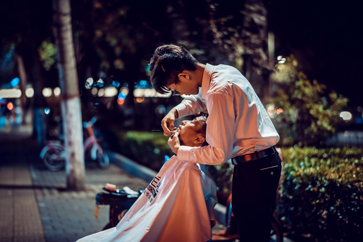 夏日夜晚仍辛苦工作谋生在街头的人们 - 中国,