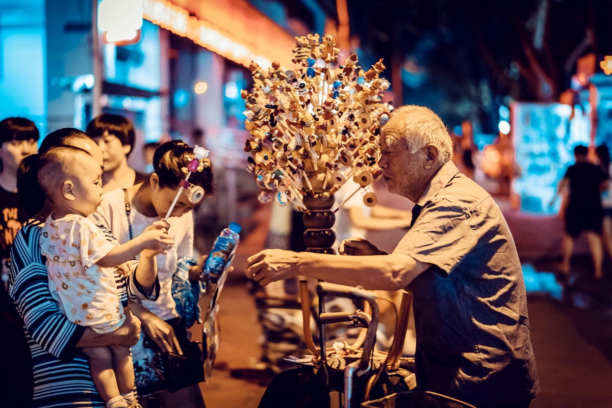 夏日夜晚仍辛苦工作谋生在街头的人们 - 中国,