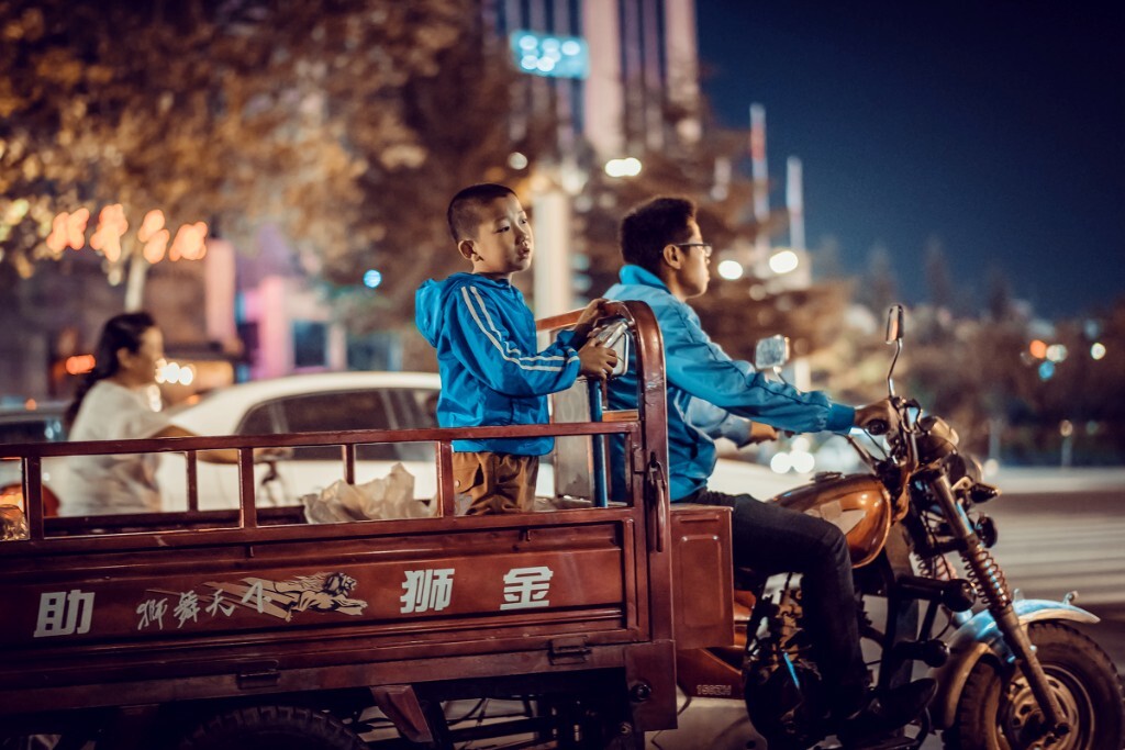 《喧闹的城市总是住着孤独的人》 - 中国, 尼康