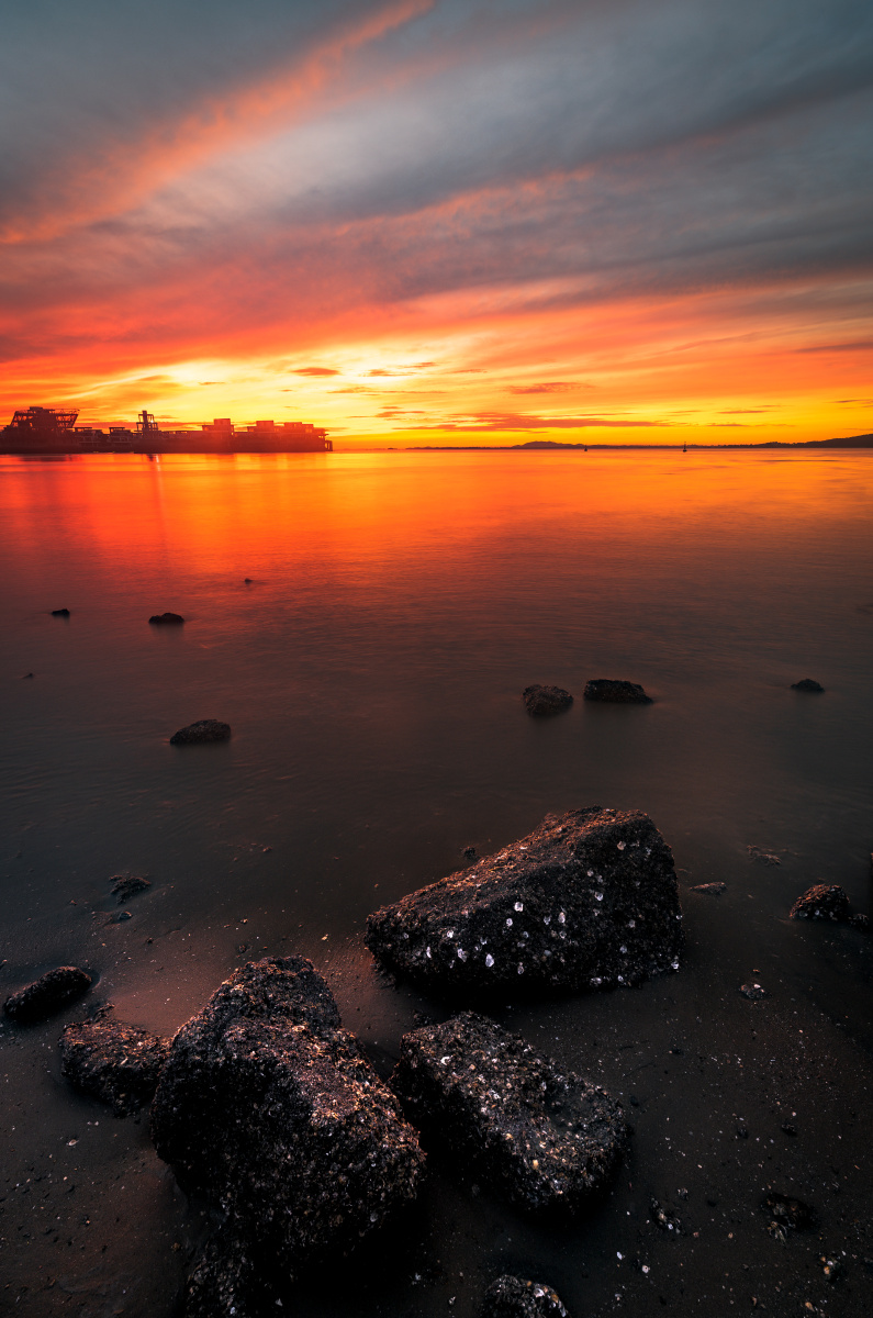 黎明破晓旭日东升之际光照万物之时早上五点出头当东海岸日出的朝霞