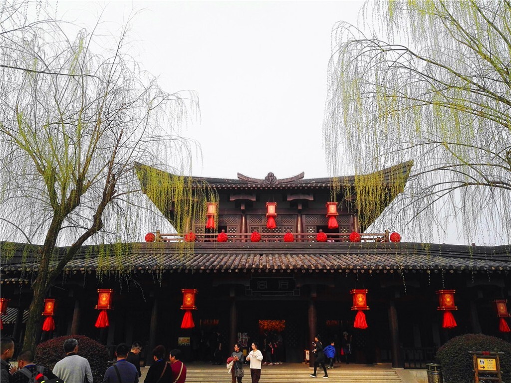 不知细叶谁裁出，二月春风似剪刀