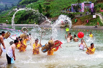 作品：仙峰河水龙狂欢节(组照01) 时间：2015.5.28 地点：余庆龙家镇 作者：李江春  (4)