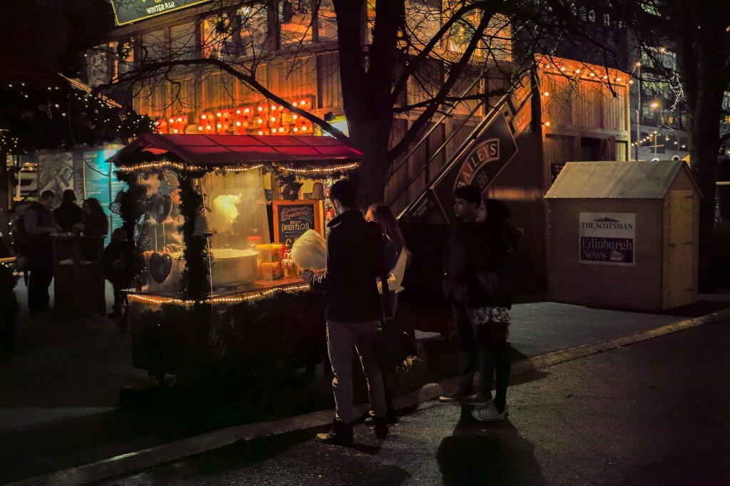 圣诞夜，甜甜的。（相机未设置时间，此图摄于2015年爱丁堡圣诞集市）