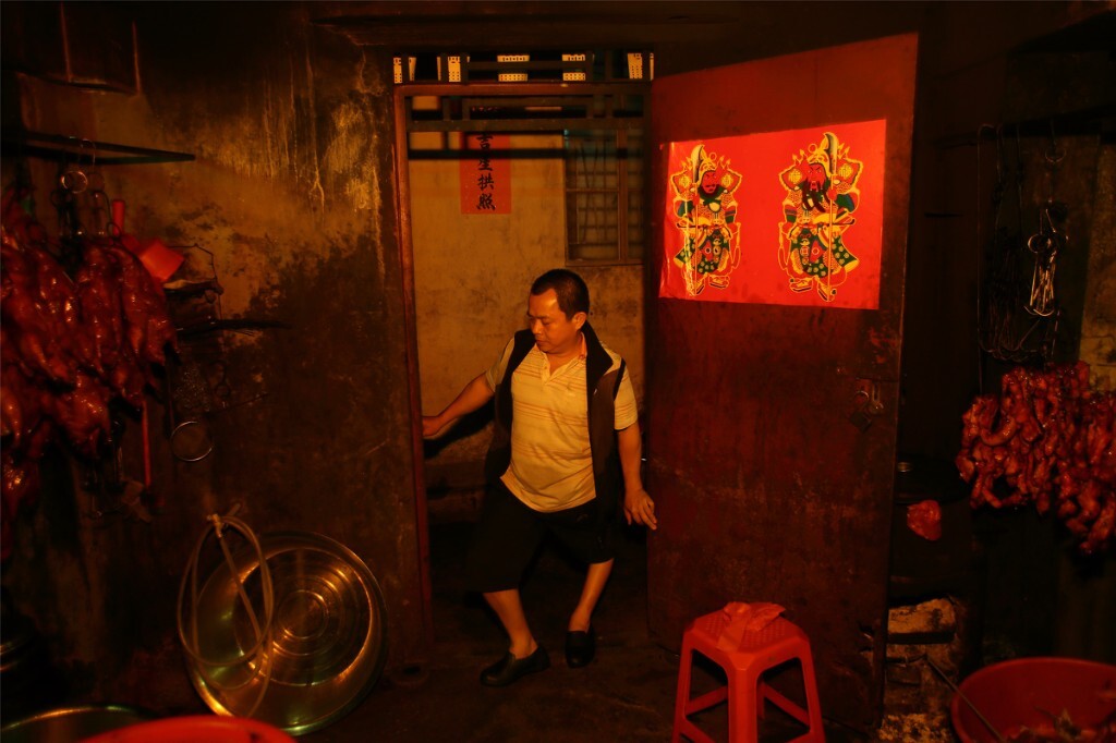 丰哥从小患小儿麻痹症，不能直立行走，但他每天凌晨三点到工场做烧腊，三十后风雨不改。